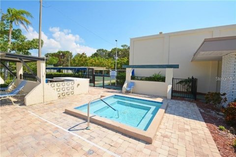 Condo in Saint Petersburg, Florida, 2 bedrooms № 2104466 - photo 26