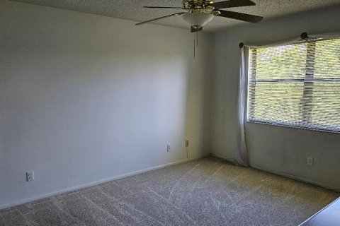 Condo in Saint Petersburg, Florida, 2 bedrooms № 2104466 - photo 11