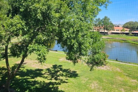 Condo in Saint Petersburg, Florida, 2 bedrooms № 2104466 - photo 22