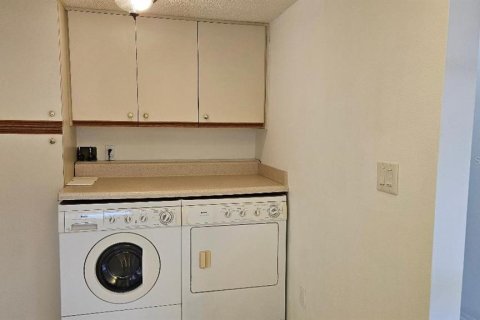 Condo in Saint Petersburg, Florida, 2 bedrooms № 2104466 - photo 9