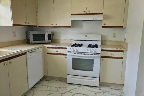 Condo in Saint Petersburg, Florida, 2 bedrooms № 2104466 - photo 8