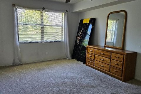 Condo in Saint Petersburg, Florida, 2 bedrooms № 2104466 - photo 10