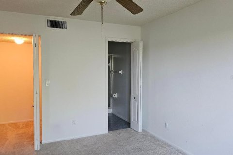Condo in Saint Petersburg, Florida, 2 bedrooms № 2104466 - photo 12