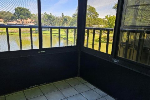 Condo in Saint Petersburg, Florida, 2 bedrooms № 2104466 - photo 21
