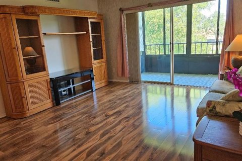 Condo in Saint Petersburg, Florida, 2 bedrooms № 2104466 - photo 5