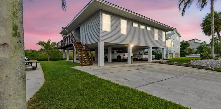 House in Terra Ceia, Florida 4 bedrooms, 163.88 sq.m. № 2217574
