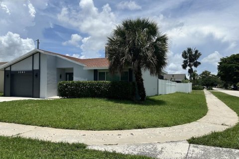 House in Deerfield Beach, Florida 3 bedrooms, 135.45 sq.m. № 2188216