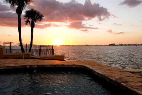 House in Saint Petersburg, Florida 4 bedrooms, 362.41 sq.m. № 2099100 - photo 28