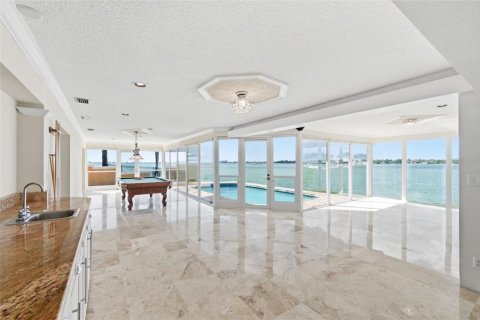House in Saint Petersburg, Florida 4 bedrooms, 362.41 sq.m. № 2099100 - photo 5