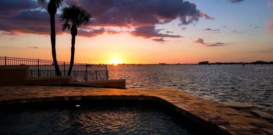 House in Saint Petersburg, Florida 4 bedrooms, 362.41 sq.m. № 2099100
