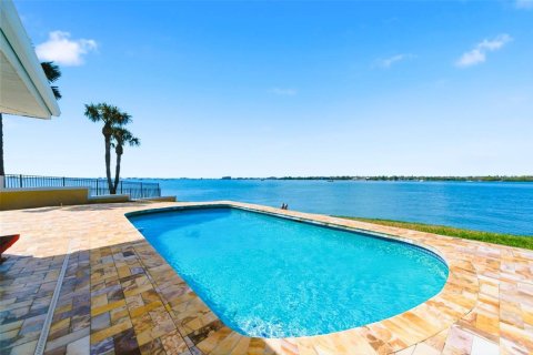 House in Saint Petersburg, Florida 4 bedrooms, 362.41 sq.m. № 2099100 - photo 3