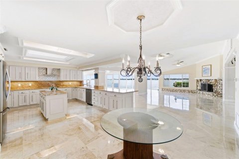 House in Saint Petersburg, Florida 4 bedrooms, 362.41 sq.m. № 2099100 - photo 15