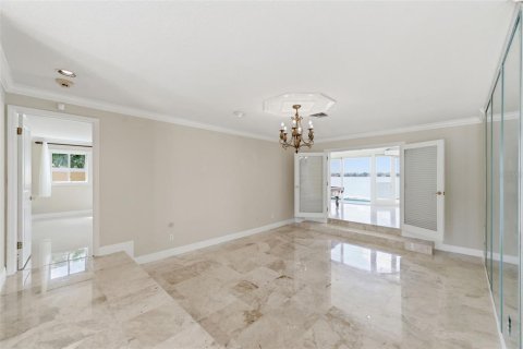 House in Saint Petersburg, Florida 4 bedrooms, 362.41 sq.m. № 2099100 - photo 9