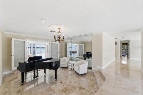 House in Saint Petersburg, Florida 4 bedrooms, 362.41 sq.m. № 2099100 - photo 6