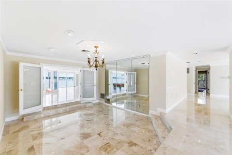 House in Saint Petersburg, Florida 4 bedrooms, 362.41 sq.m. № 2099100 - photo 7