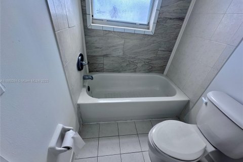 Casa en alquiler en Homestead, Florida, 2 dormitorios, 108.32 m2 № 1929035 - foto 16