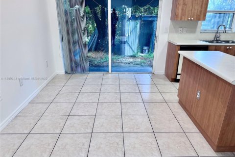 Casa en alquiler en Homestead, Florida, 2 dormitorios, 108.32 m2 № 1929035 - foto 5