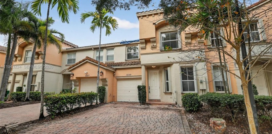 Townhouse in Miramar, Florida 3 bedrooms, 179.49 sq.m. № 1999481