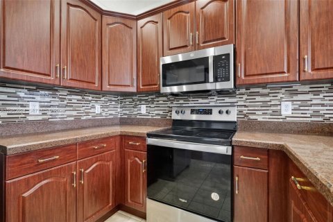 Townhouse in Miramar, Florida 3 bedrooms, 179.49 sq.m. № 1999481 - photo 16