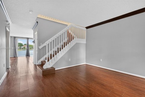 Townhouse in Miramar, Florida 3 bedrooms, 179.49 sq.m. № 1999481 - photo 6