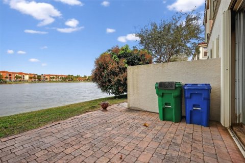 Townhouse in Miramar, Florida 3 bedrooms, 179.49 sq.m. № 1999481 - photo 25