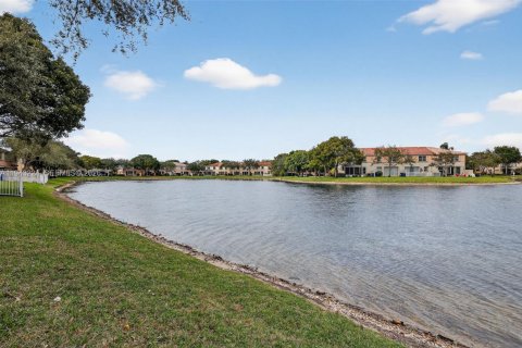 Townhouse in Miramar, Florida 3 bedrooms, 179.49 sq.m. № 1999481 - photo 26