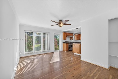 Villa ou maison à louer à Hollywood, Floride: 2 chambres, 107.4 m2 № 1997593 - photo 8