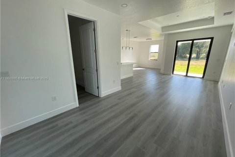 Casa en venta en Lehigh Acres, Florida, 3 dormitorios № 2022706 - foto 5