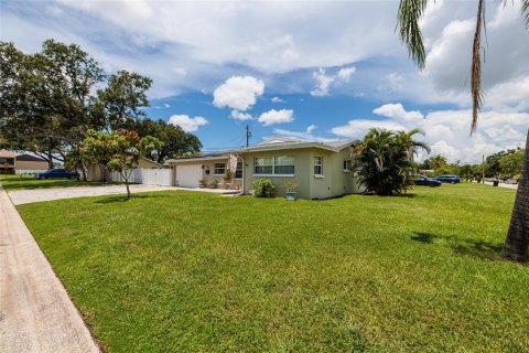 House in Saint Petersburg, Florida 3 bedrooms, 145.48 sq.m. № 1869530 - photo 6