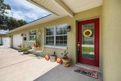 House in Saint Petersburg, Florida 3 bedrooms, 145.48 sq.m. № 1869530 - photo 9