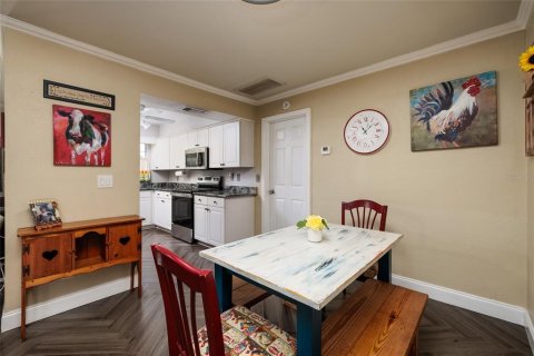 House in Saint Petersburg, Florida 3 bedrooms, 145.48 sq.m. № 1869530 - photo 14