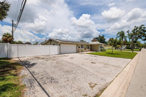 House in Saint Petersburg, Florida 3 bedrooms, 145.48 sq.m. № 1869530 - photo 5