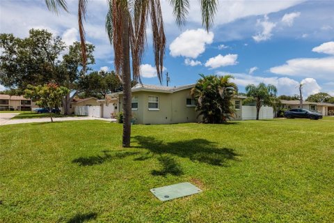 House in Saint Petersburg, Florida 3 bedrooms, 145.48 sq.m. № 1869530 - photo 7