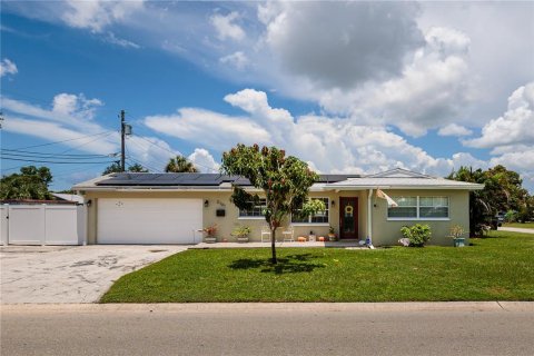 House in Saint Petersburg, Florida 3 bedrooms, 145.48 sq.m. № 1869530 - photo 1