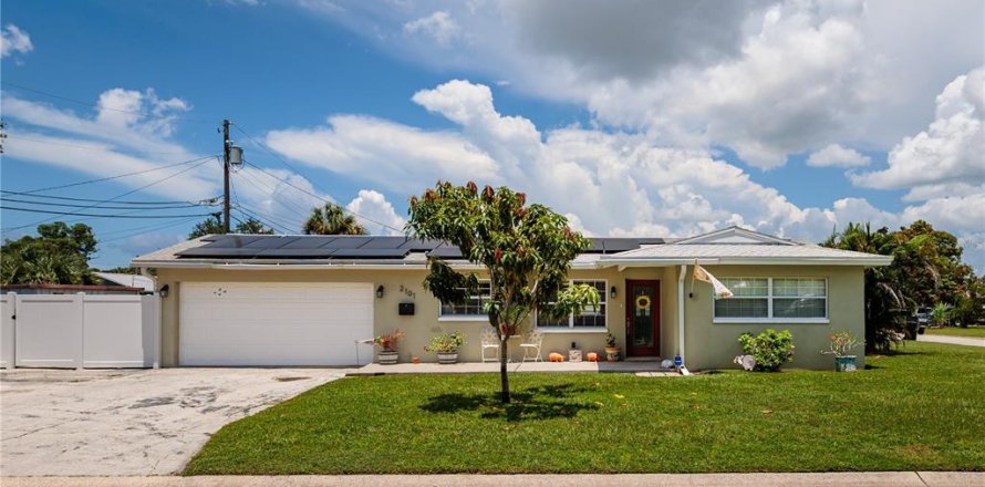House in Saint Petersburg, Florida 3 bedrooms, 145.48 sq.m. № 1869530