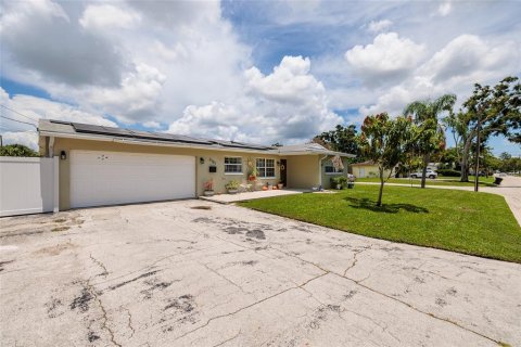 House in Saint Petersburg, Florida 3 bedrooms, 145.48 sq.m. № 1869530 - photo 3