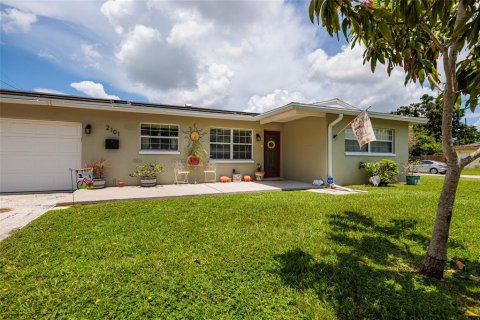 House in Saint Petersburg, Florida 3 bedrooms, 145.48 sq.m. № 1869530 - photo 8