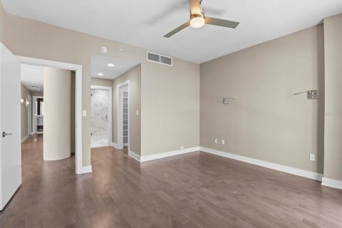 Condo in Tampa, Florida, 2 bedrooms  № 2213587 - photo 11