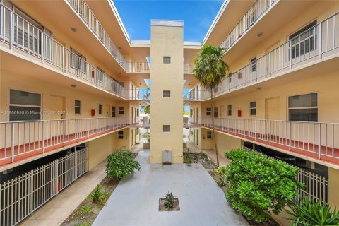Copropriété à vendre à Hollywood, Floride: 1 chambre, 66.89 m2 № 1923283 - photo 1
