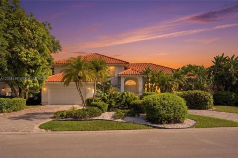 House in Coral Springs, Florida 5 bedrooms, 309.09 sq.m. № 2254065