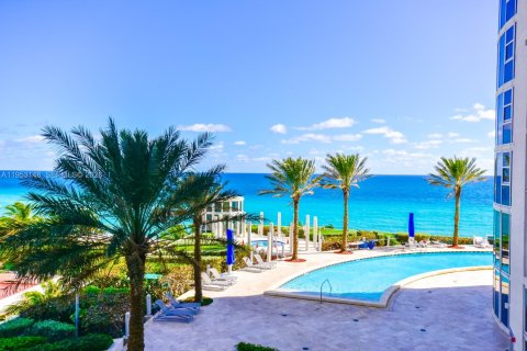 Снять в аренду кондоминиум в Санни-Айлс-Бич, Флорида 2 спальни, 175.21м2, № 2010135 - фото 2