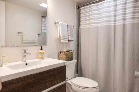 Condo in Pembroke Pines, Florida, 2 bedrooms  № 1752464 - photo 19