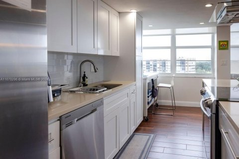 Condo in Pembroke Pines, Florida, 2 bedrooms  № 1752464 - photo 8