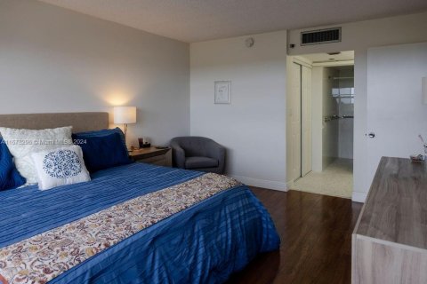 Condo in Pembroke Pines, Florida, 2 bedrooms  № 1752464 - photo 13