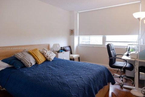 Condo in Pembroke Pines, Florida, 2 bedrooms  № 1752464 - photo 16