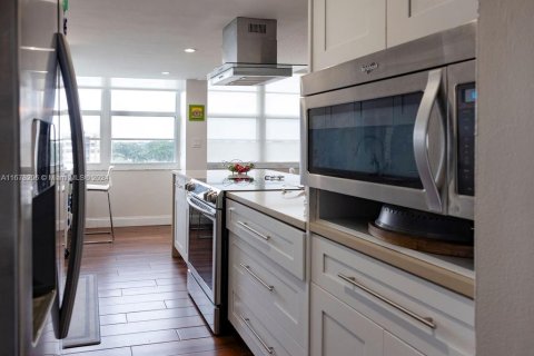 Condo in Pembroke Pines, Florida, 2 bedrooms  № 1752464 - photo 9