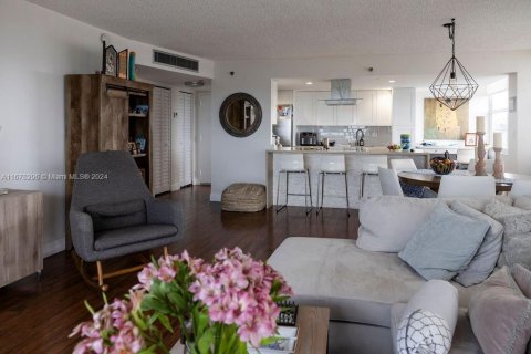 Condo in Pembroke Pines, Florida, 2 bedrooms  № 1752464 - photo 1