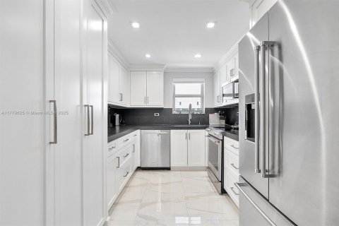 Condo in Miami Beach, Florida, 2 bedrooms  № 1635574 - photo 29