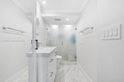Condo in Miami Beach, Florida, 2 bedrooms  № 1635574 - photo 9