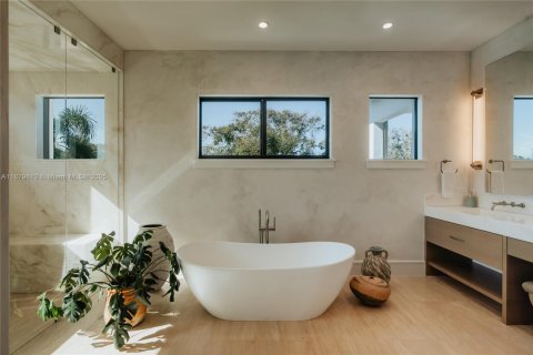 Купить виллу или дом в Лайтхаус-Пойнт, Флорида 8 спален, 783.44м2, № 1925184 - фото 19